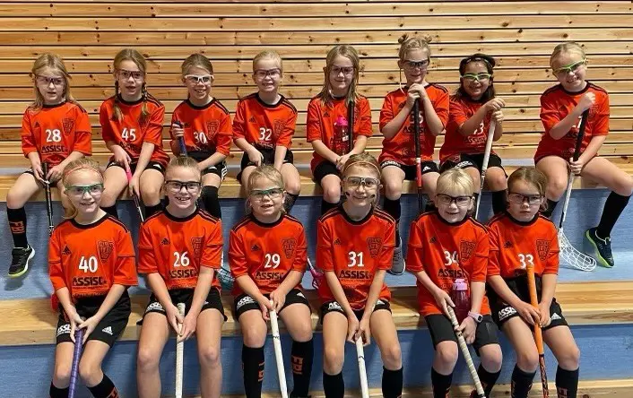 14 glada tjejer inför gårdagens matcher i Glömstahallen.