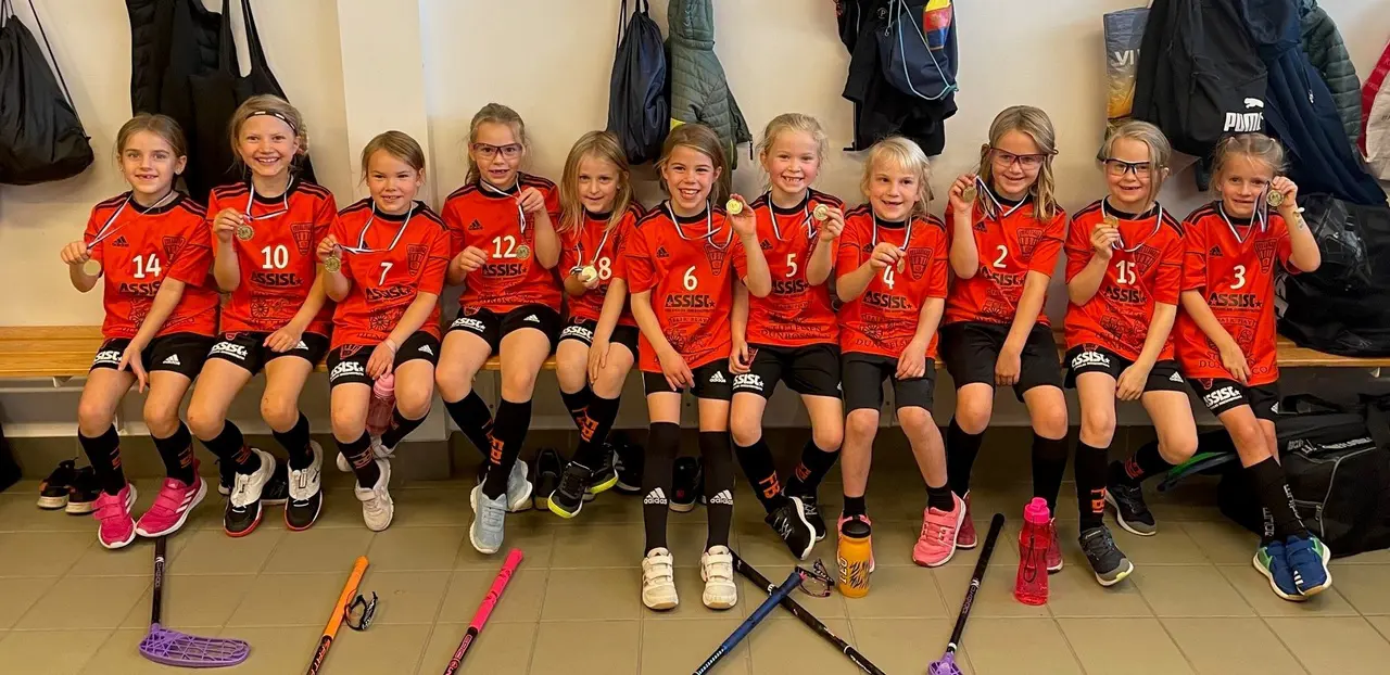Glada stolta tjejer efter dagens matchsammandrag i Tyresöhallen.