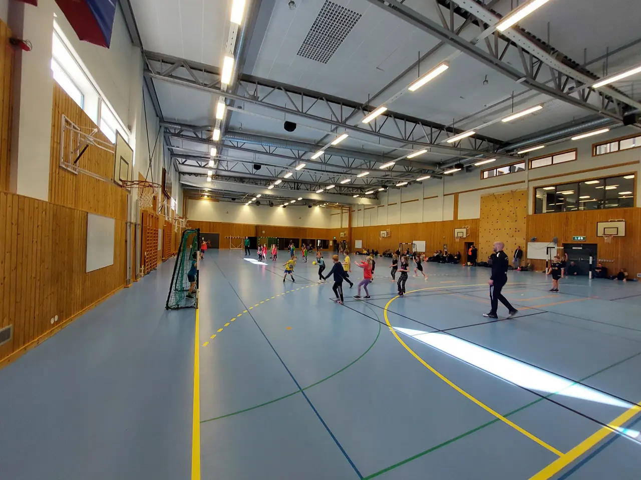 18 tjejer och lika många killar spelade handboll idag 🥰