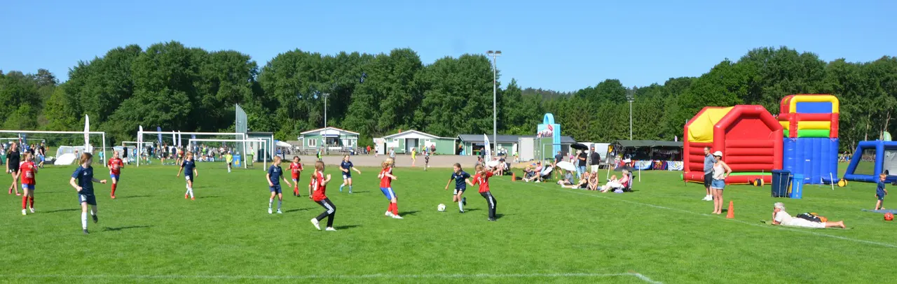Fotbolls- och rörelseglädje på och utanför plan