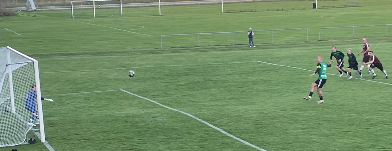 Adam Price-Johansson gör 1-0 på straff