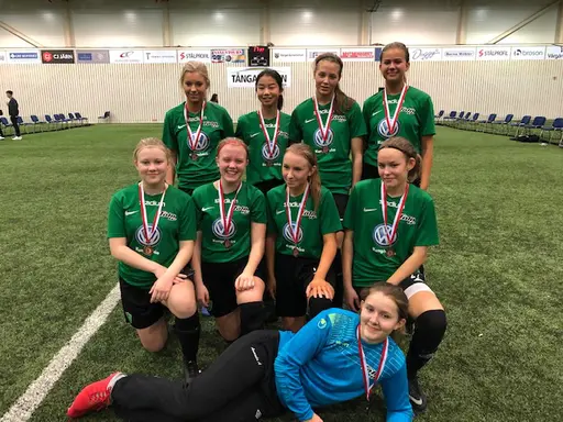 Efter ett spännande gruppspel för båda lagen möttes de i semifinal där det orangea laget vann efter straffläggning. Bra spel och en härlig inställning bidrog till ett bra resultat.