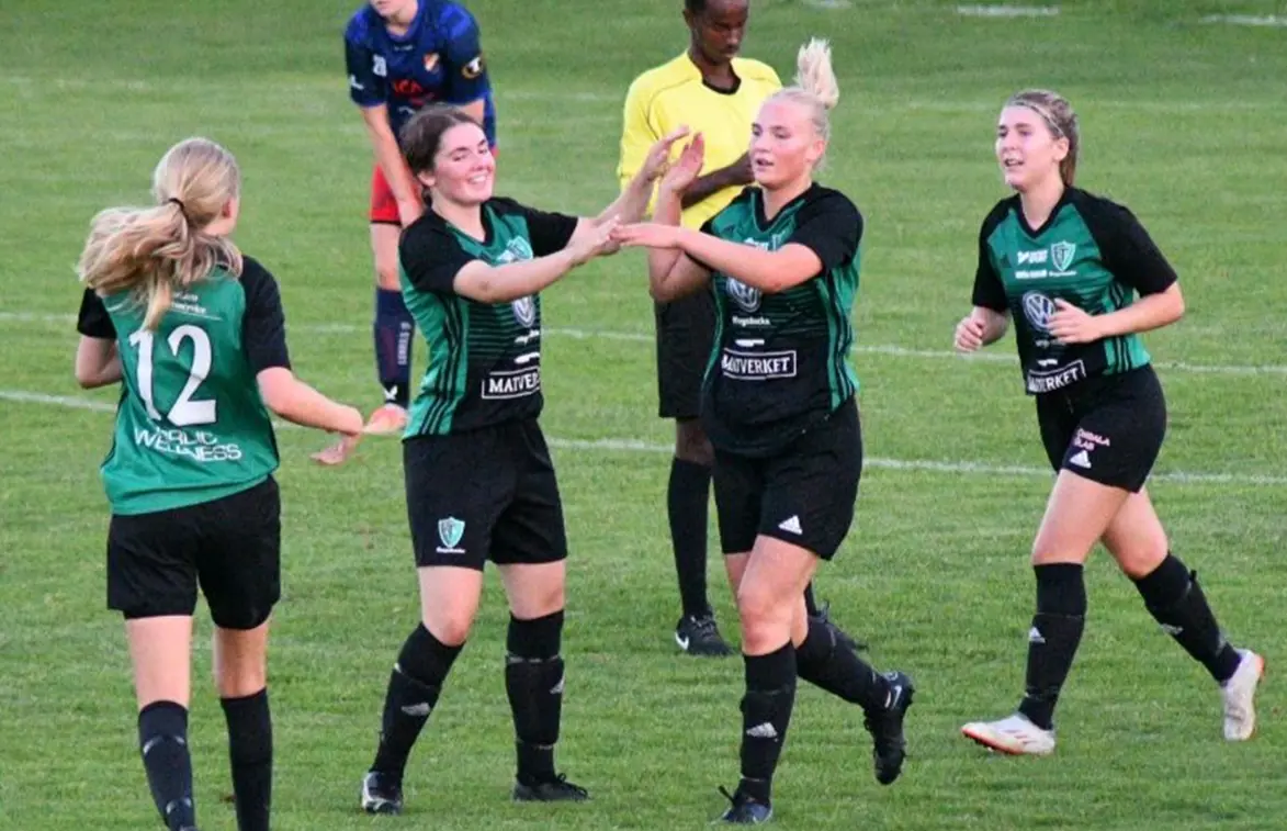 Estelle Edwardsson firar med lagkamraterna efter ett av målen