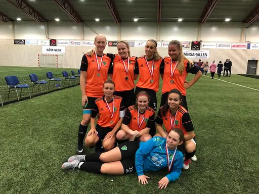 Efter ett spännande gruppspel för båda lagen möttes de i semifinal där det orangea laget vann efter straffläggning. Bra spel och en härlig inställning bidrog till ett bra resultat.