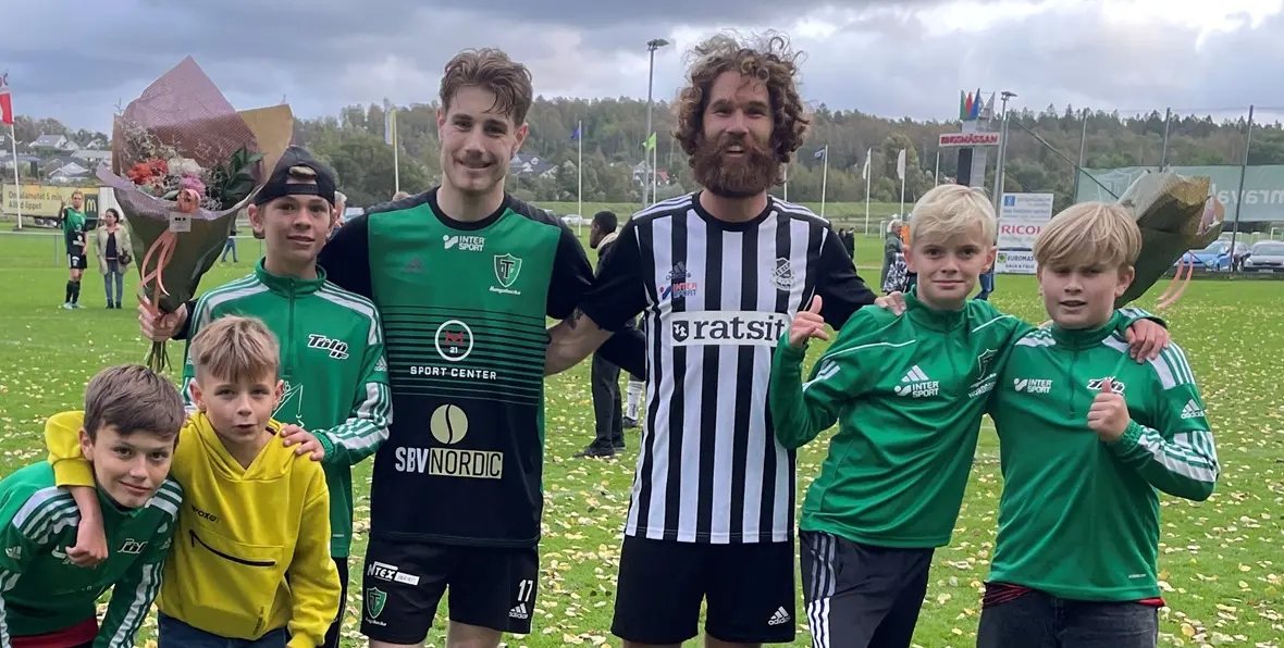 Matchenslirare Edgren och Hannes Nordström tillsammans med de duktiga bollkallarna från P11