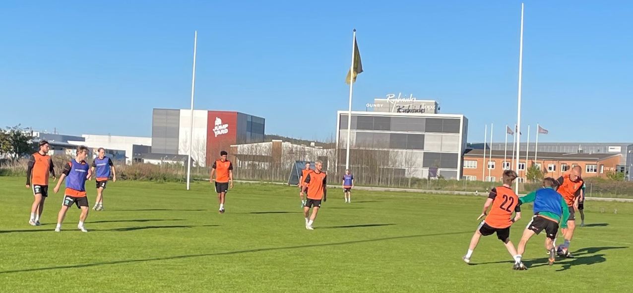 Laget tränar inför matchen