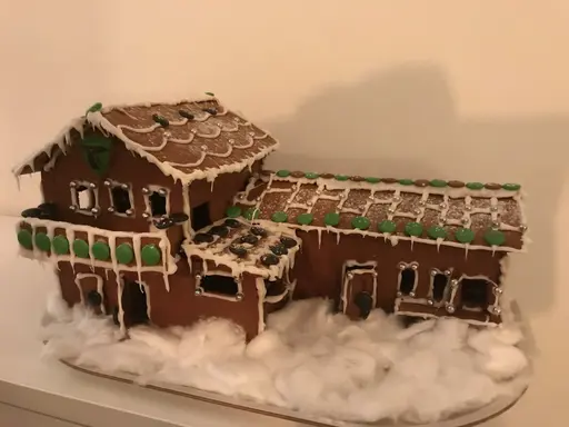 Ett vinterlikt klubbhus skapat av Elina Norström