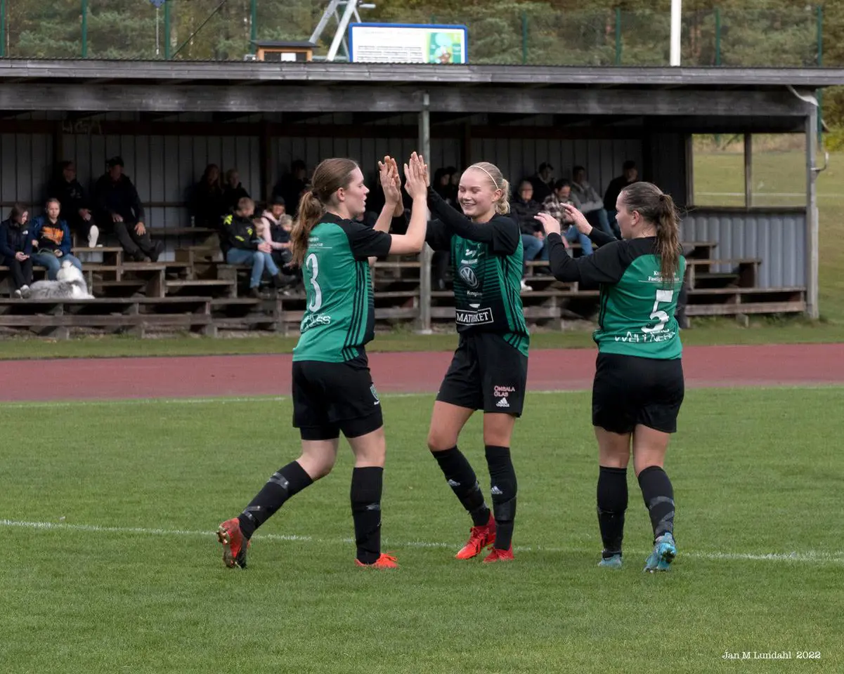 De tre målgörarna för dagen firar kanonskott från Björken