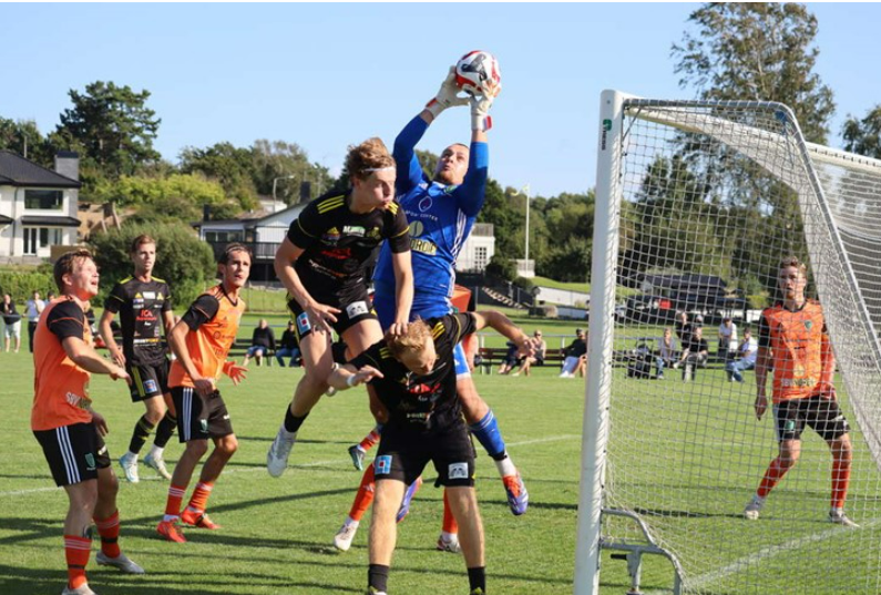 Mycket kamp i derbyt. Fotograf Olle Carles Norrahalland