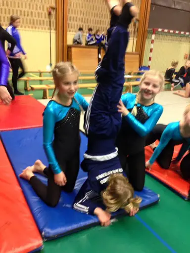 Framme i Gävle fredag kväll. Övernattning i gymnastiksal, gemensamt kvällsfika och mys! Viktigt för lagkänslan. Lördag dags för tävling. Laget slutade på en fjärde plats efter en väldigt bra insats!