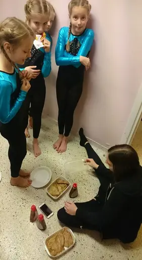 Framme i Gävle fredag kväll. Övernattning i gymnastiksal, gemensamt kvällsfika och mys! Viktigt för lagkänslan. Lördag dags för tävling. Laget slutade på en fjärde plats efter en väldigt bra insats!