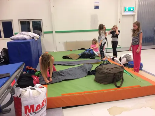 Framme i Gävle fredag kväll. Övernattning i gymnastiksal, gemensamt kvällsfika och mys! Viktigt för lagkänslan. Lördag dags för tävling. Laget slutade på en fjärde plats efter en väldigt bra insats!
