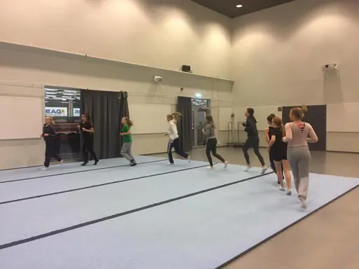 Träningsdag för RG3. Under eftermiddagen hade vi besök av ÖGKs tränare Jennifer Pettersson och landslagsgymnasten Alma. Roligt och inspirerande!