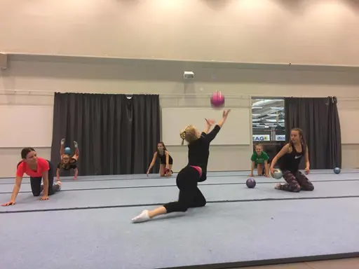 Träningsdag för RG3. Under eftermiddagen hade vi besök av ÖGKs tränare Jennifer Pettersson och landslagsgymnasten Alma. Roligt och inspirerande!