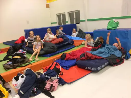 Framme i Gävle fredag kväll. Övernattning i gymnastiksal, gemensamt kvällsfika och mys! Viktigt för lagkänslan. Lördag dags för tävling. Laget slutade på en fjärde plats efter en väldigt bra insats!