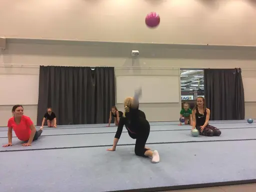 Träningsdag för RG3. Under eftermiddagen hade vi besök av ÖGKs tränare Jennifer Pettersson och landslagsgymnasten Alma. Roligt och inspirerande!