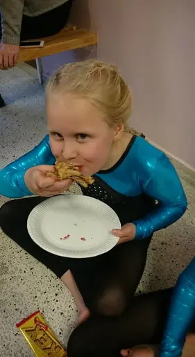 Framme i Gävle fredag kväll. Övernattning i gymnastiksal, gemensamt kvällsfika och mys! Viktigt för lagkänslan. Lördag dags för tävling. Laget slutade på en fjärde plats efter en väldigt bra insats!