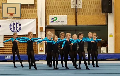 Framme i Gävle fredag kväll. Övernattning i gymnastiksal, gemensamt kvällsfika och mys! Viktigt för lagkänslan. Lördag dags för tävling. Laget slutade på en fjärde plats efter en väldigt bra insats!