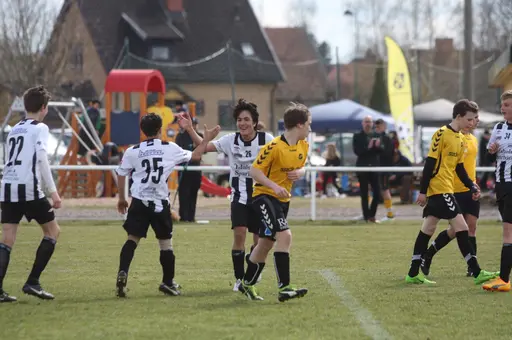 TG&IF:s P02-lag har tagit sig till semifinal i Giffcupen. Här är bilder från två av TG&IF-lagens matcher under söndagen.
