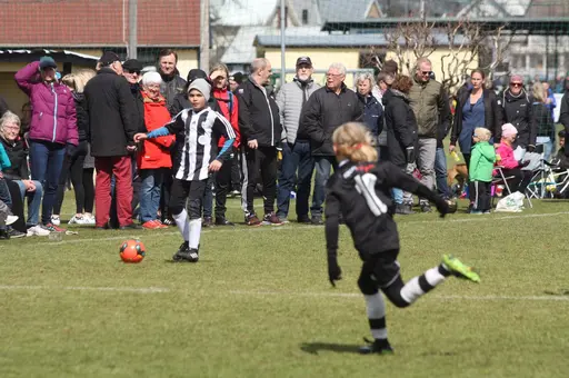 TG&IF:s P02-lag har tagit sig till semifinal i Giffcupen. Här är bilder från två av TG&IF-lagens matcher under söndagen.