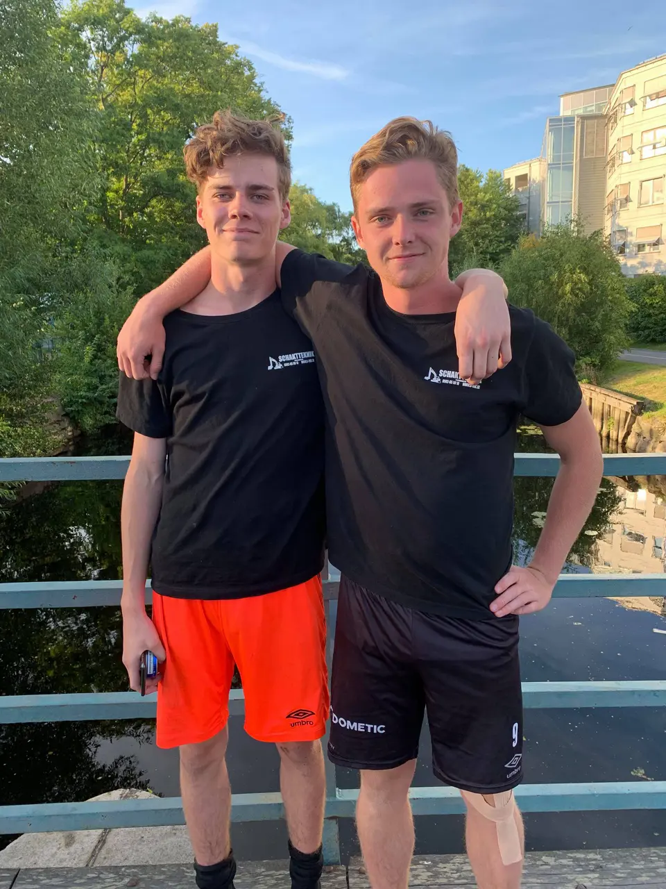 Målvakten Elias Svensson och 1–0-målskytten mot JSC Pitray-Olier Paris, Andreas Carlsson.
