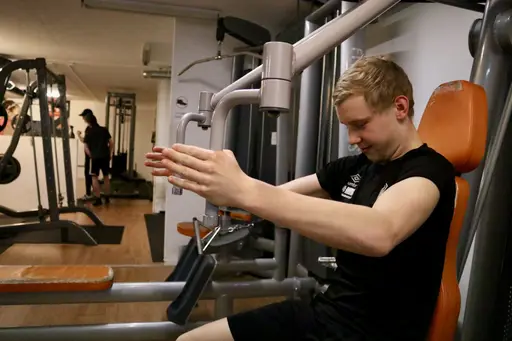 Måndagens träning flyttades till gym på grund av storm. Här är några av giffarna som tränar på Next Level i Tidaholm.