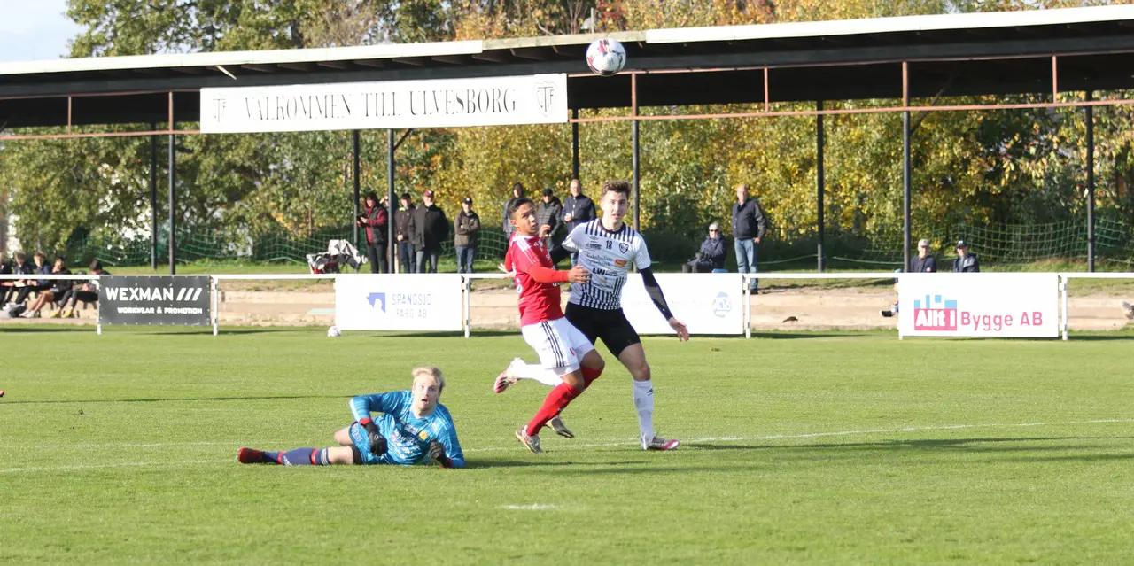 Axel Axelsson ser bollen gå i mål till 1–0 hemma mot Vårgårda IK senast.