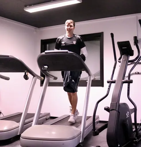 Måndagens träning flyttades till gym på grund av storm. Här är några av giffarna som tränar på Next Level i Tidaholm.