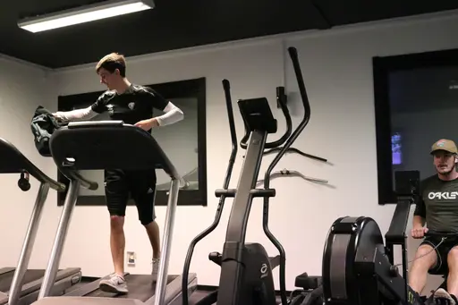 Måndagens träning flyttades till gym på grund av storm. Här är några av giffarna som tränar på Next Level i Tidaholm.