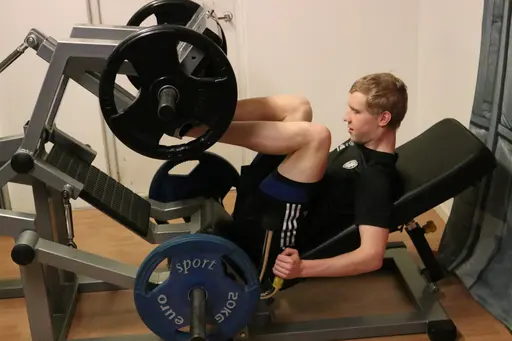 Måndagens träning flyttades till gym på grund av storm. Här är några av giffarna som tränar på Next Level i Tidaholm.