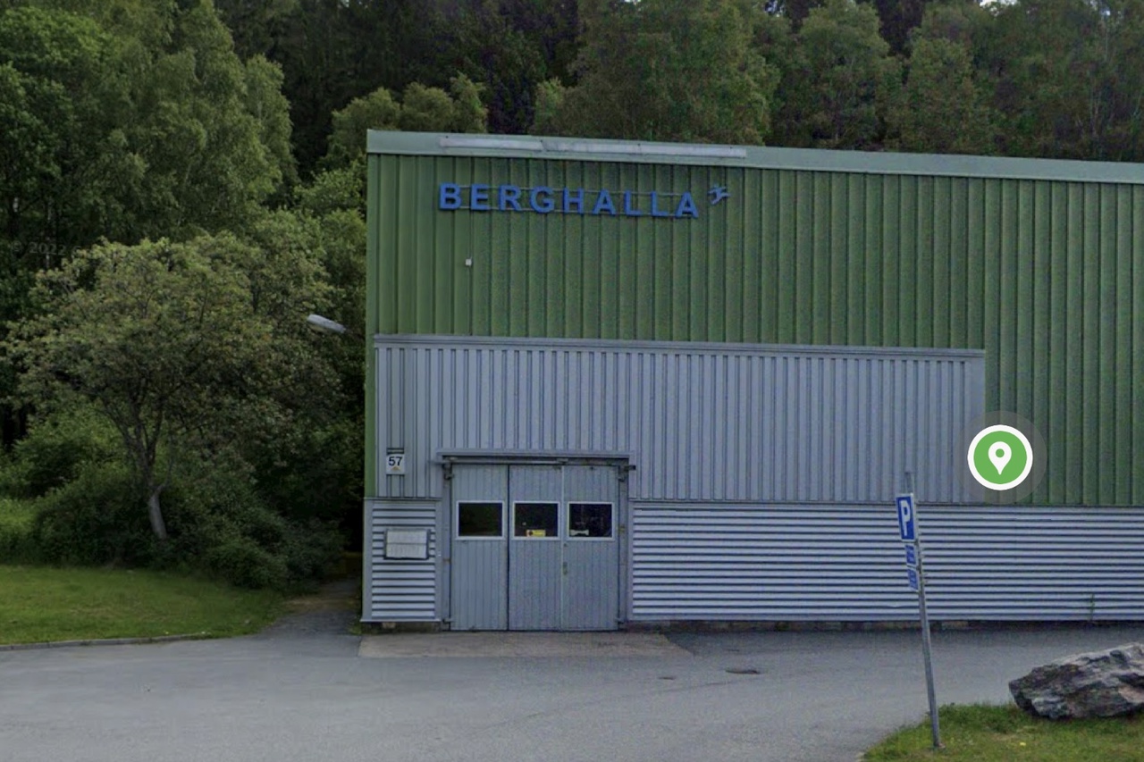 Ingång till hallen på vänster sida av byggnaden.