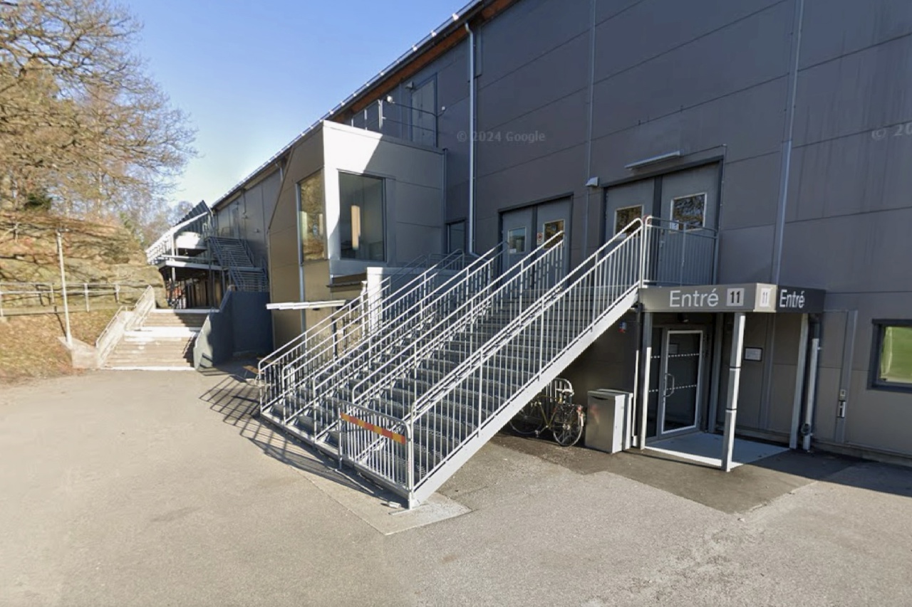 Ingång på baksidan av Frölundaborg upp för trapporna som syns på bilden.
