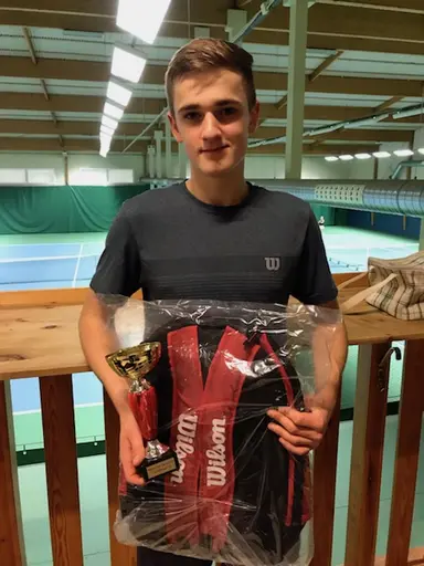 Klicka på bilderna för att se större bilder. F.v. Klara efter finalen i ITF, Emma efter finalen i JSM Race, och Adrian till höger