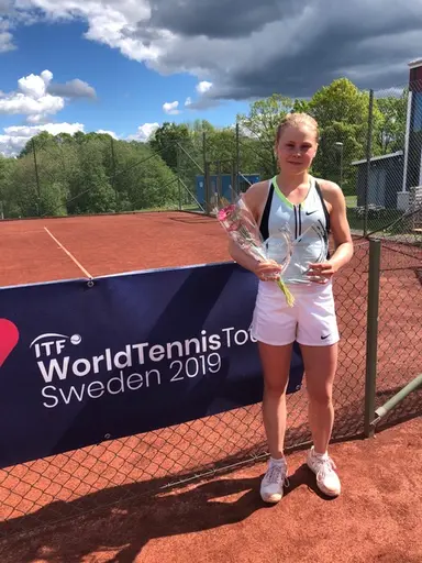 Klicka på bilderna för att se större bilder. F.v. Klara efter finalen i ITF, Emma efter finalen i JSM Race, och Adrian till höger
