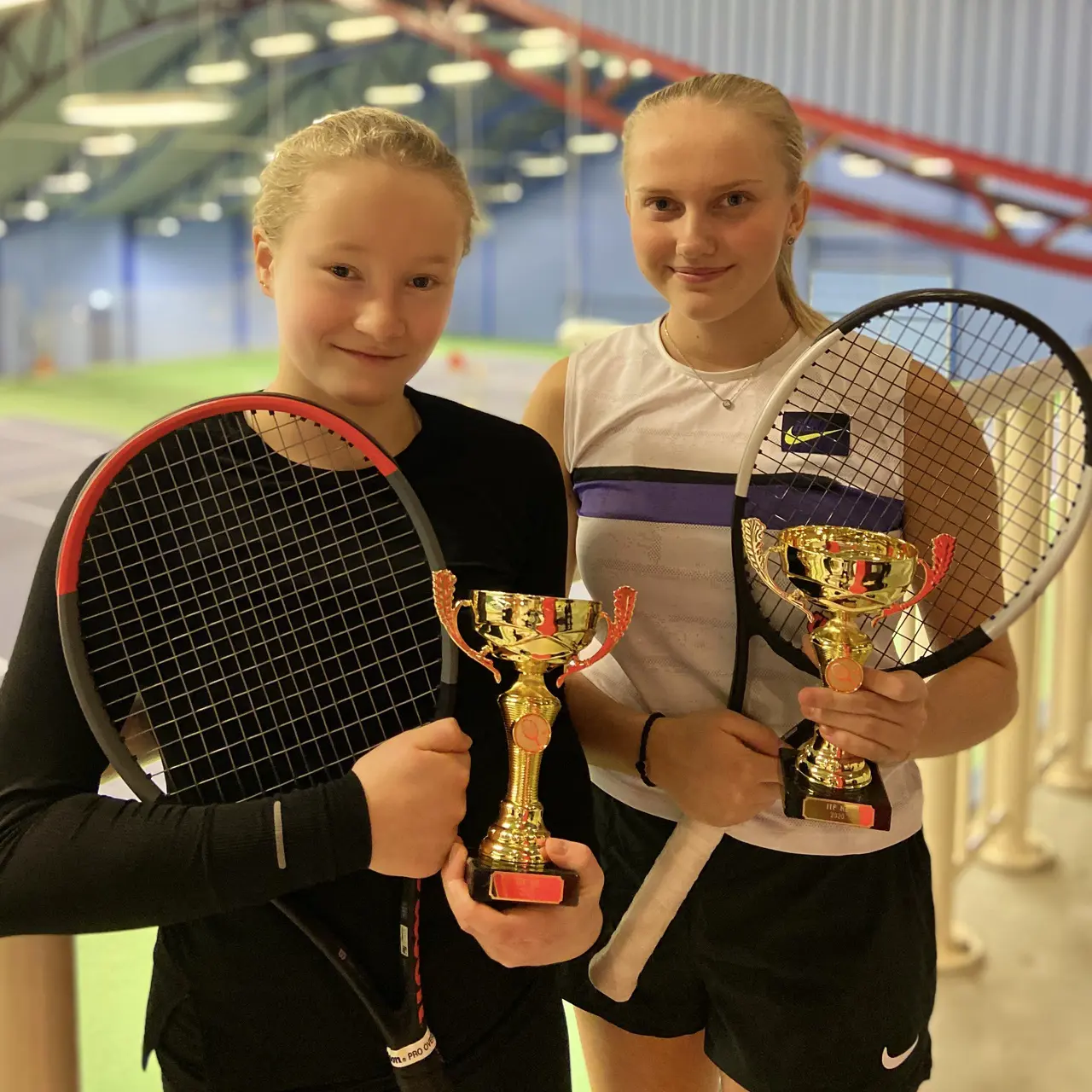 Emma med sin dubbelpartner Vilma Krebs Hyllested (DK)