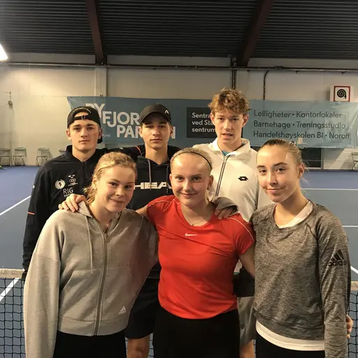 Klicka för att se större bilder i bildspel. Från SFTK deltog Matteus Olander, Adrian Lüddeckens, Klara Nelander, Emma Lindh och Emilia Valentinsson som tränar hos oss ibland.