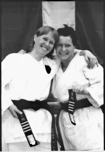 Marlene Norberg (Sundsvalls Budoklubb) och Lena Thelberg (Uppsala ju-jutsuklubb) blir år 2000 Sveriges första kvinnor som erhåller 4 Dan svart bälte i ju-jutsu!