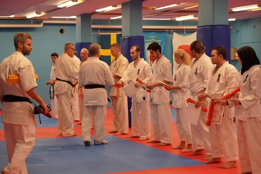 Gradering vid Söråkers Kyokushin karate. Examinator: Shihan Håkan Nygren