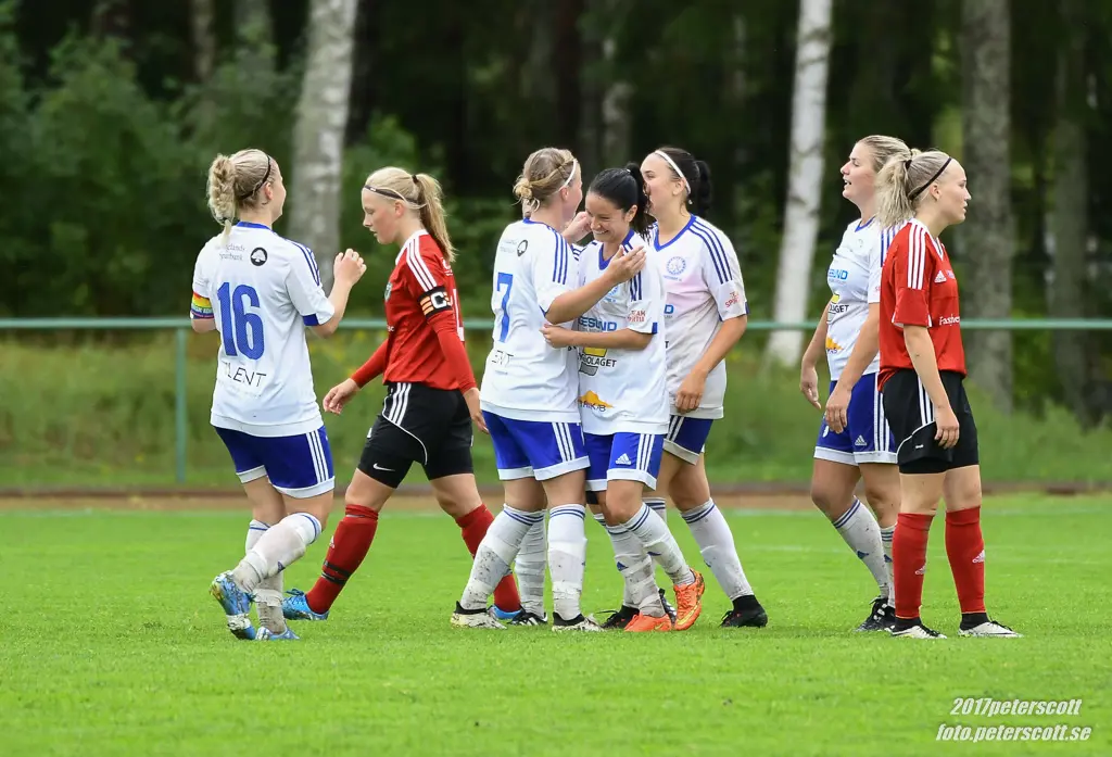 Matilda Brink gratuleras till målet. Foto: Peter Scott.