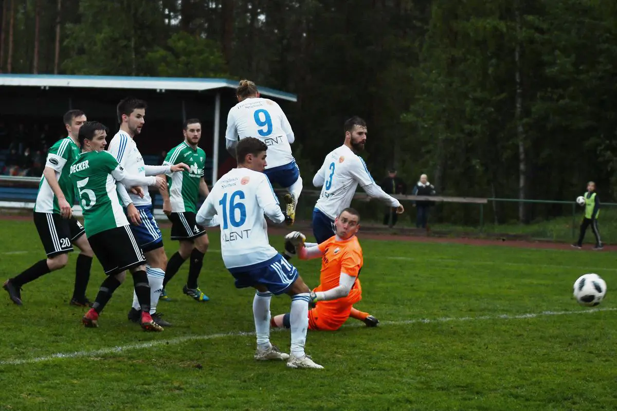Här var det nära för Iggarna men Viktor Janssons frispark smiter strax utanför stolpen. Foto Victoria Mickelsson