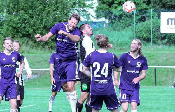 Talande bild från matchen som innehöll mer kamp än skönspel. Foto Tobias Dahlberg