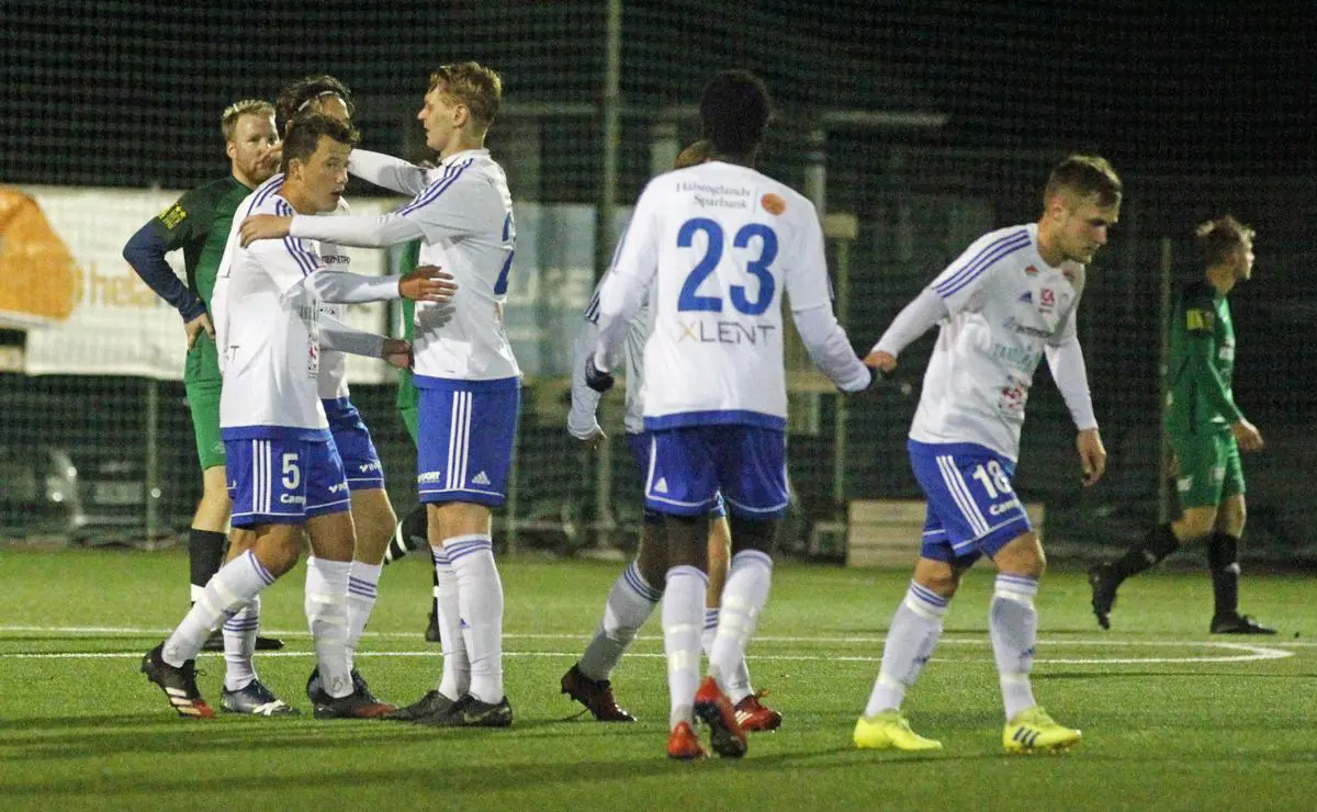 Kalle Palmlöf inledde målskyttet med sitt första mål i A-lagströjan. Foto: Leo Hägglund