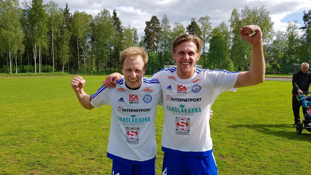 Målskyttarna Norman och Sjölén jublar ikapp efter 2-1 mot Alsen.