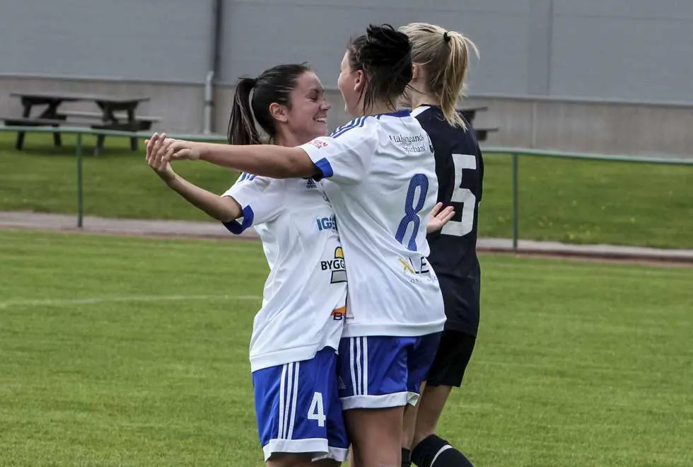 Matilda Brink och Johanna Ohlsson firar ett mål