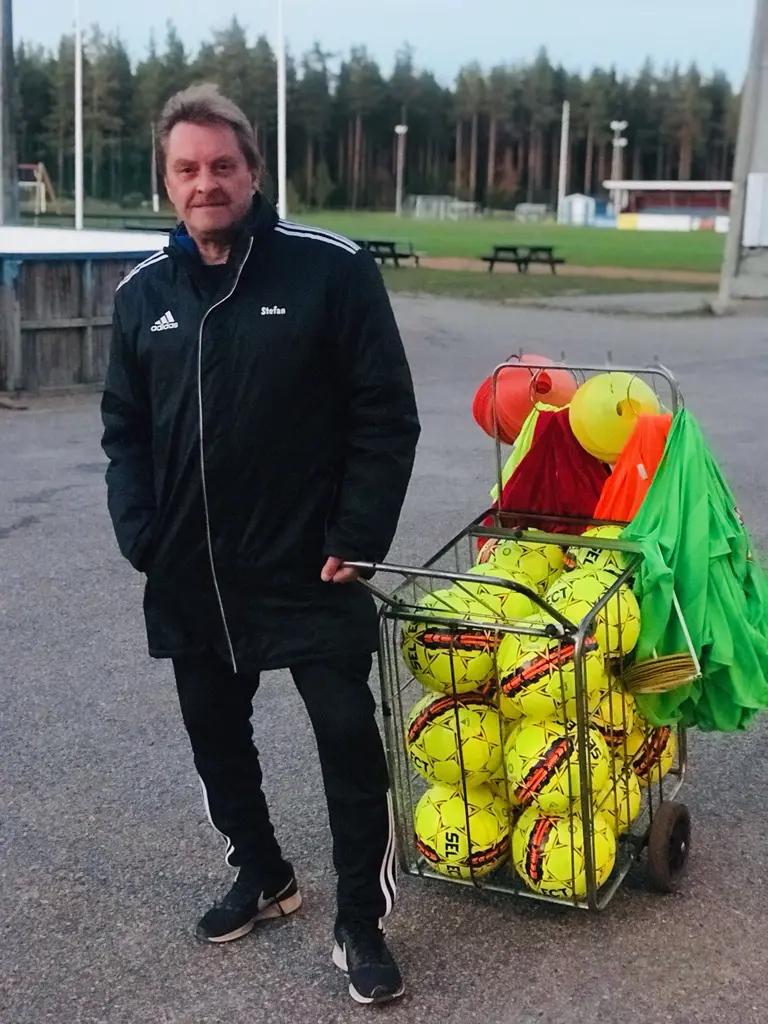 Mannen med svart bälte i materialförvaltning.