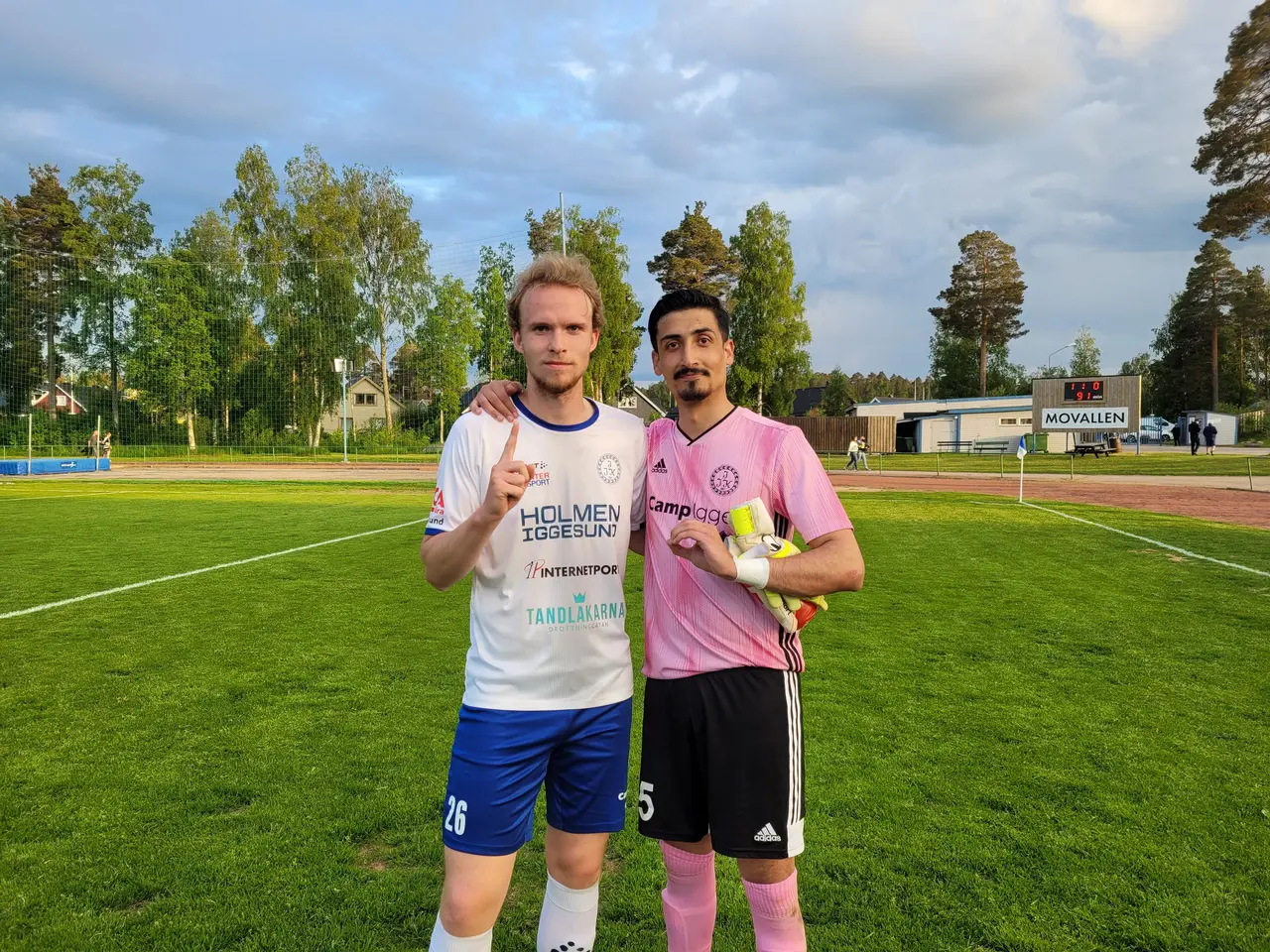 Målskytten Jesper Koskinen flankerad av tränaren och för dagen även målvakten Elias Akbal.