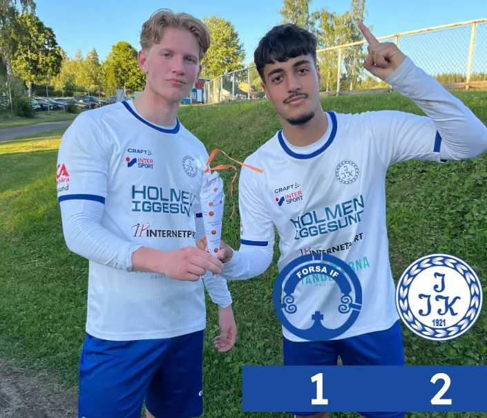 Emil Forslund och Aram Khalil kvällens målskyttar på ett blåsigt Åkernäsparken.