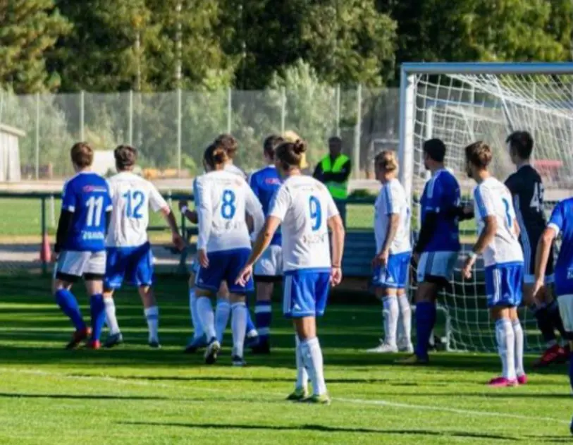 Det var tufft och tätt på fasta situationerna matchen igenom. Foto: Victoria Mickelsson