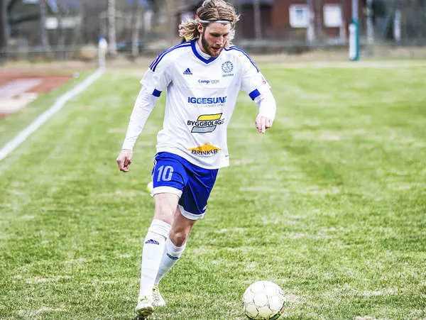 Iggarnas Petter Andersson inledde målskyttet på Prästholmen i Mora.