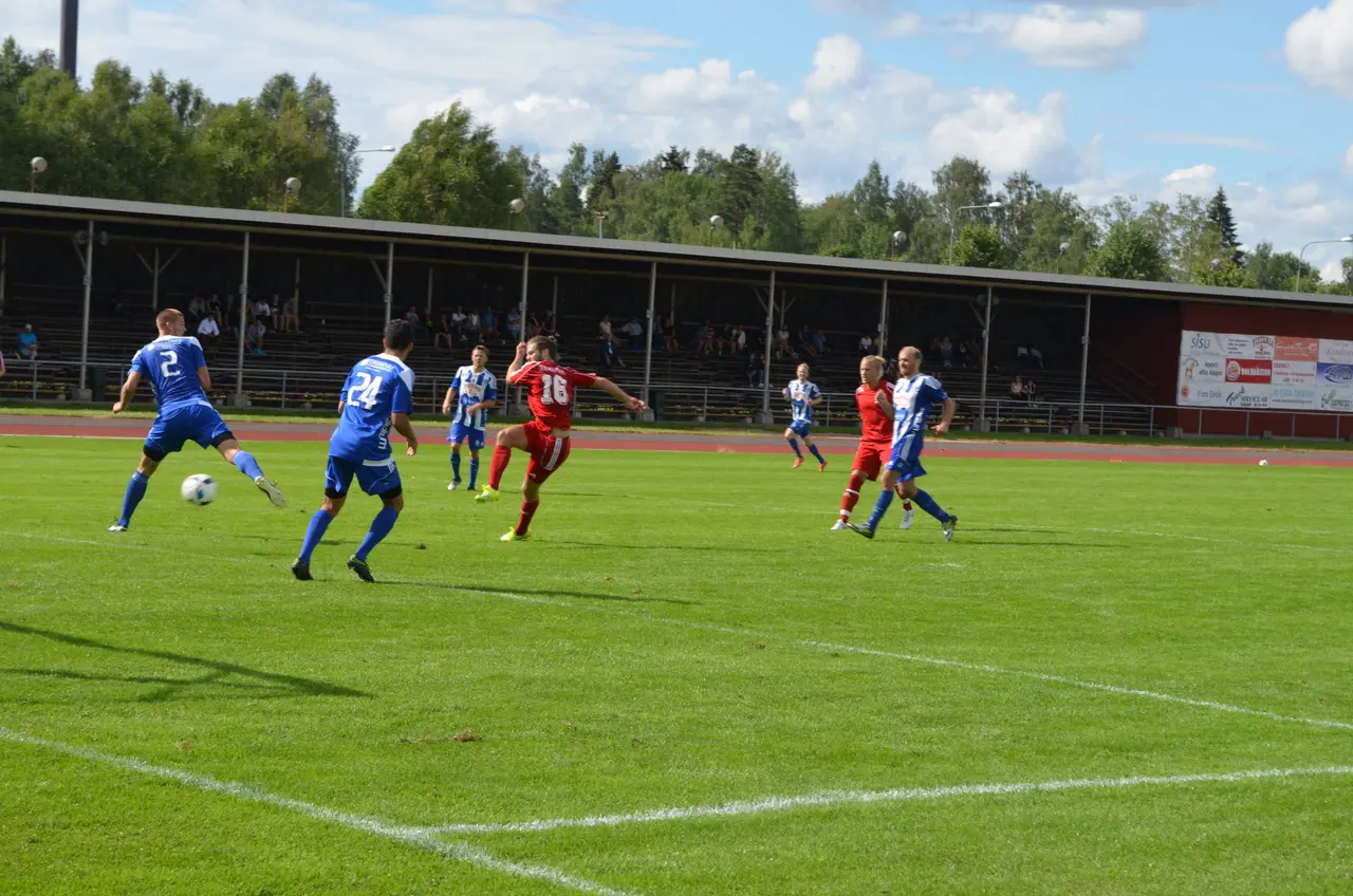 André Eliasson får en perfekt träff på volley och reducerar till 4-3. Fotograf Olov Lindgren.